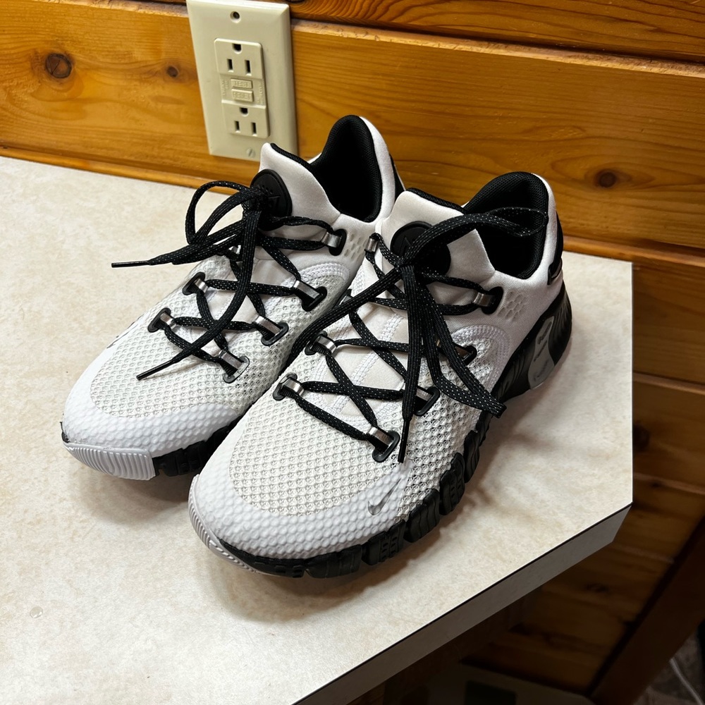 Nike Women's Black and White Mesh Sneakers